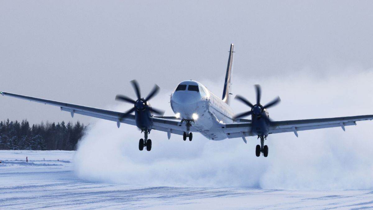 Самолет Ил-114-300 совершает испытательный полет в условиях экстремально низких температур в Якутии