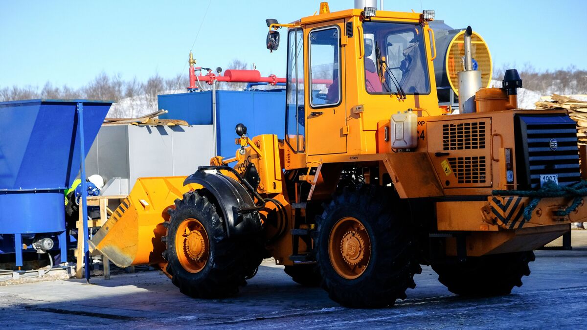 Экскаватор на территории мусоросортировочного комплекса