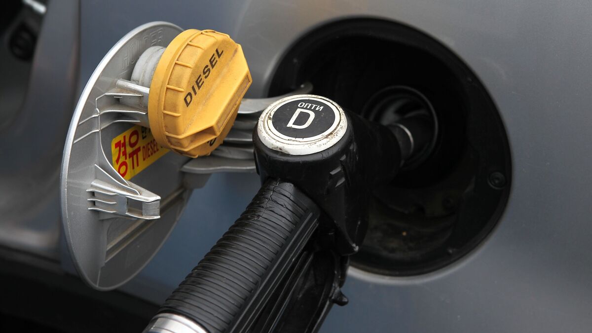 Заправочный пистолет в бае автомобиля