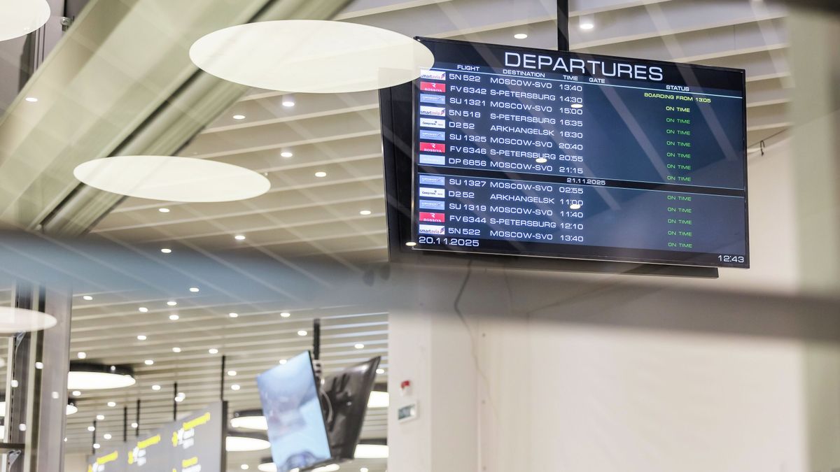 Электронное табло вылетов в новом терминале аэропорта Мурманска
