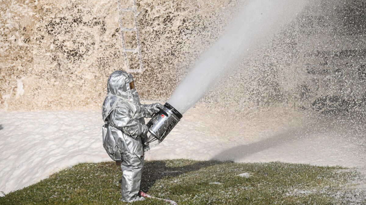 Сотрудник на учениях по отработке действий вследствие разлива нефтепродуктов