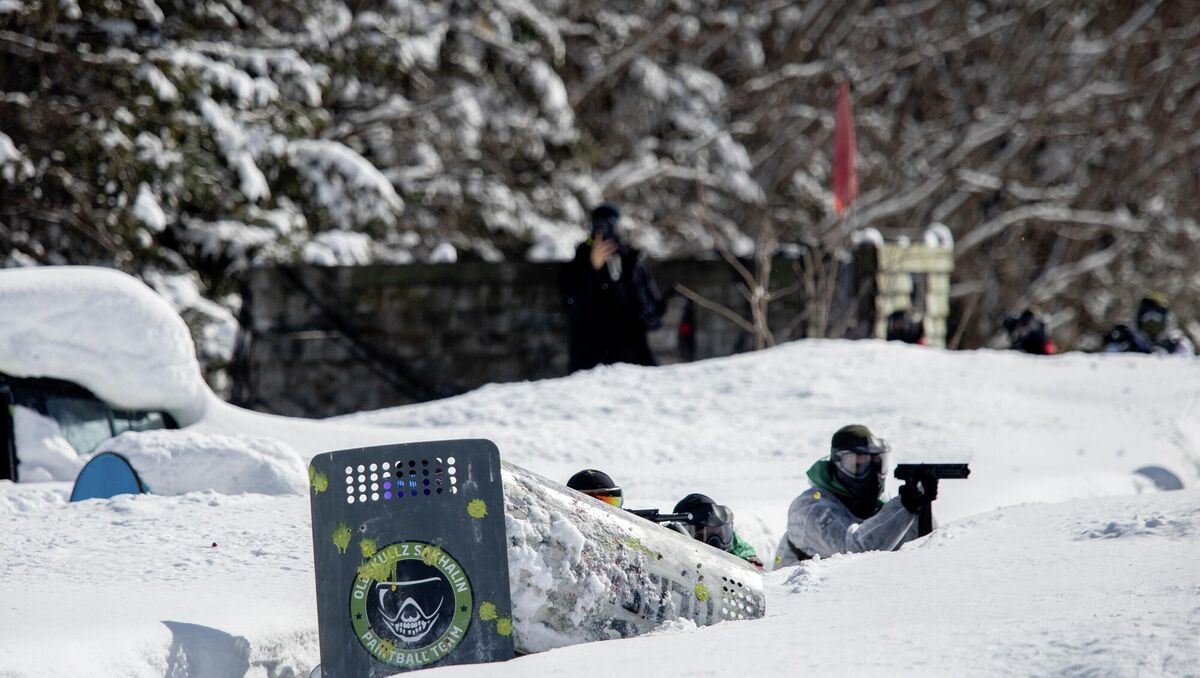 Участник клуба во время игры по спортивному пейнтболу