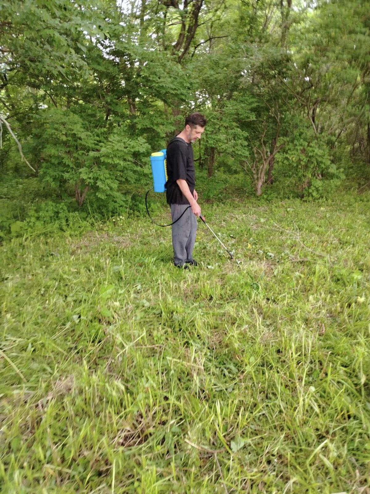 Муж Виктории Вячеслав обрабатывает гектар от вредителей