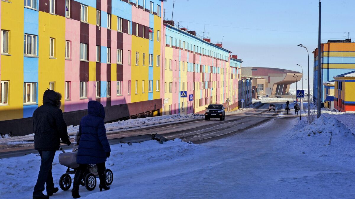 Прохожие на улице в Анадыре