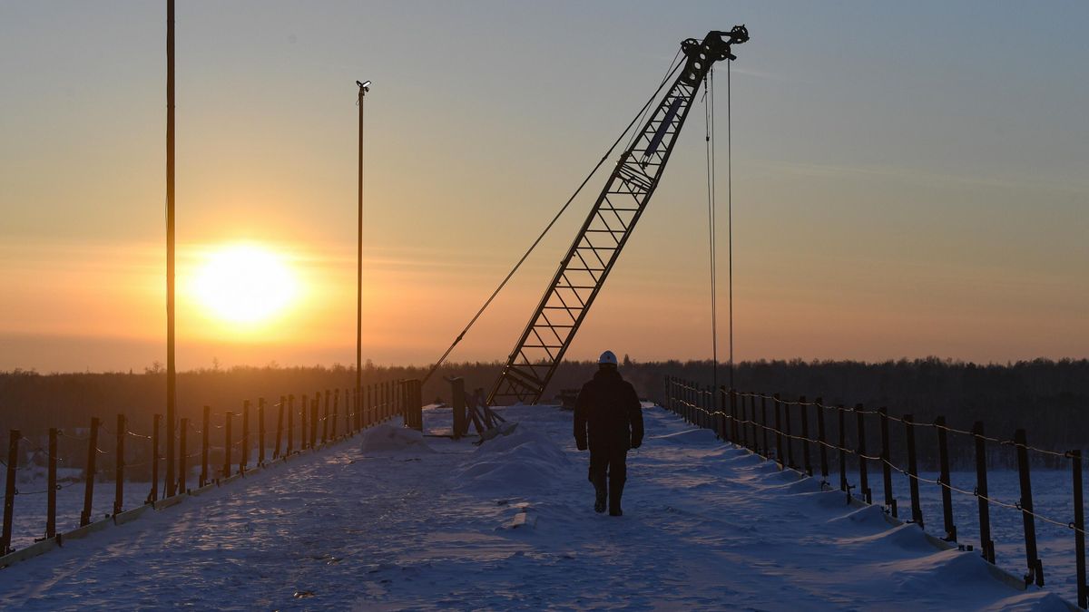 Рабочий во время одного из этапов строительства