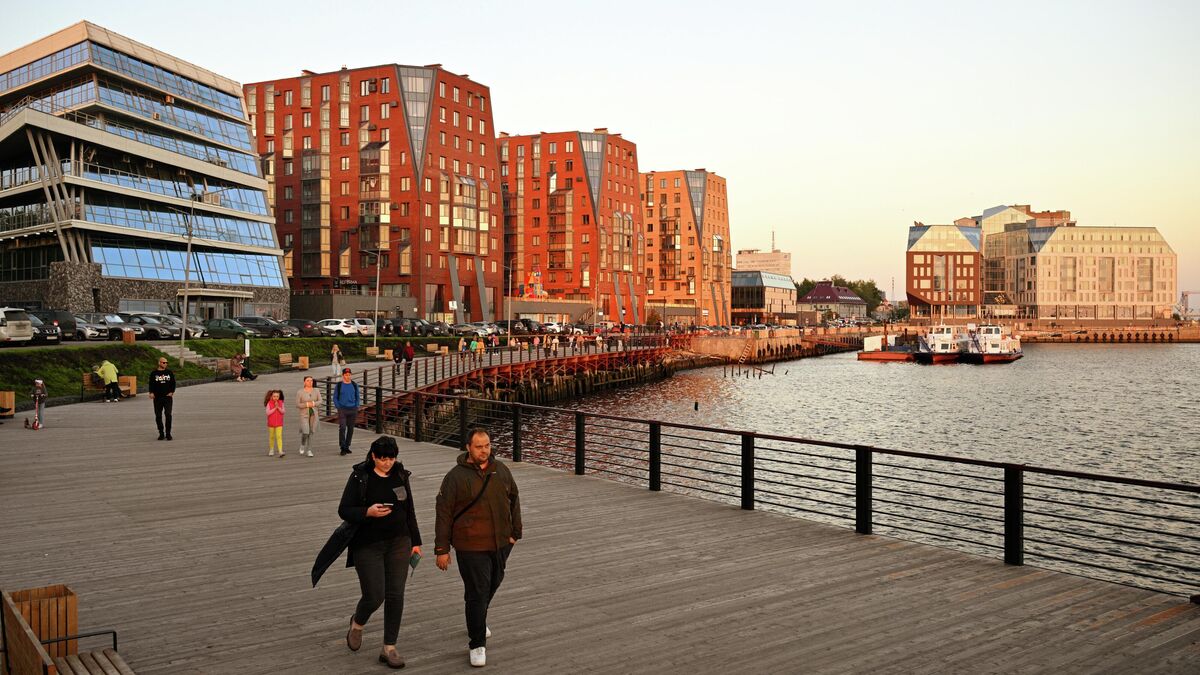 Прохожие на набережной в Архангельске