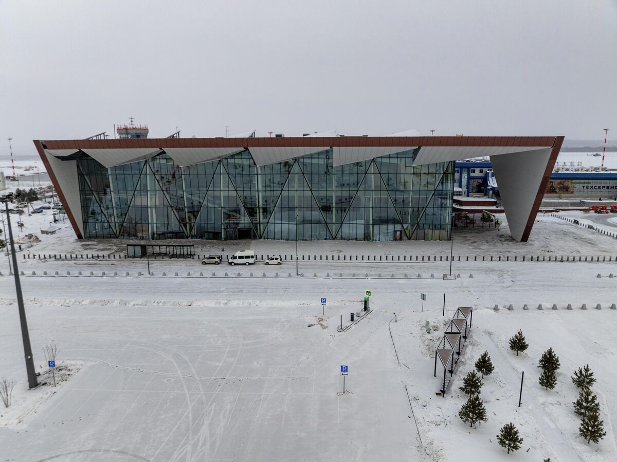 Автобусная остановка у входа в аэропорт