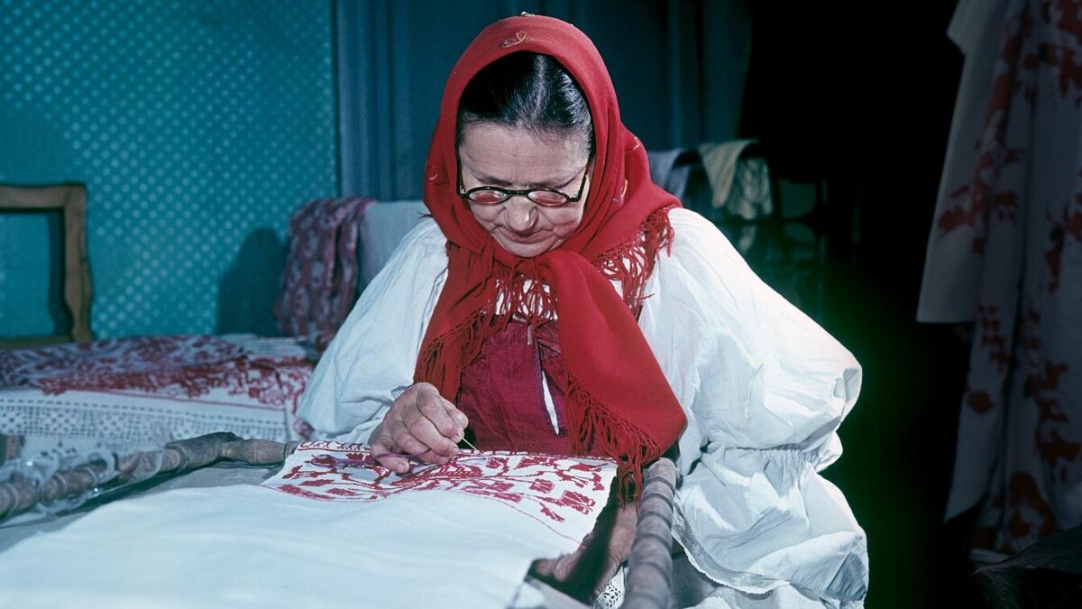 Мастерица-вышивальщица из деревни Хашезеро Заонежского района