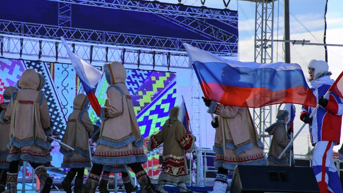 Выступление на центральной сцене мероприятия