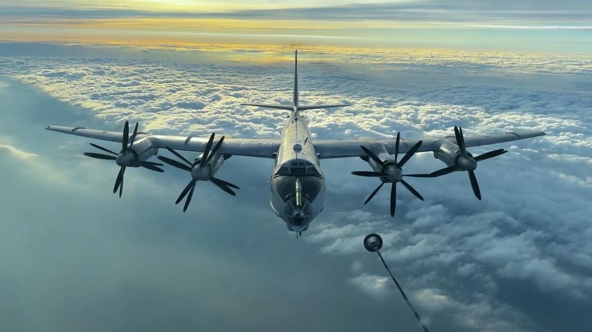 Дозаправка дальних противолодочных самолётов Ту-142 топливом в воздухе 