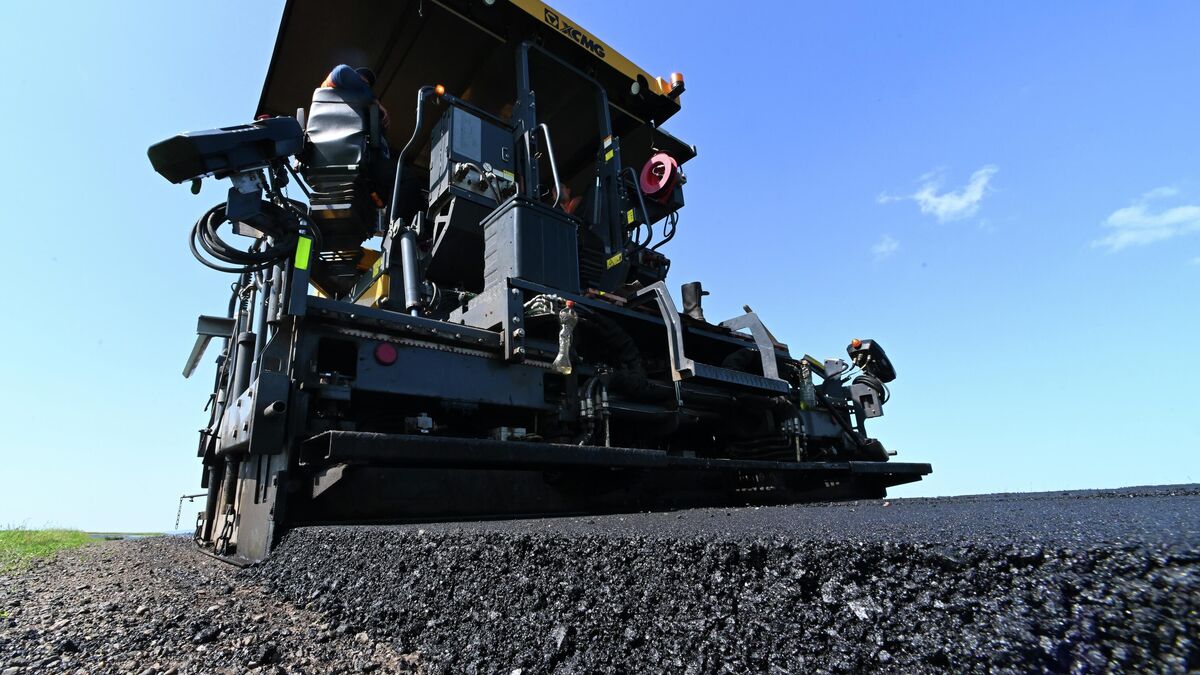  Асфальтоукладчик во время ремонта дороги