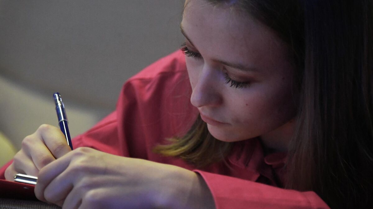 Участница во время написания диктанта 