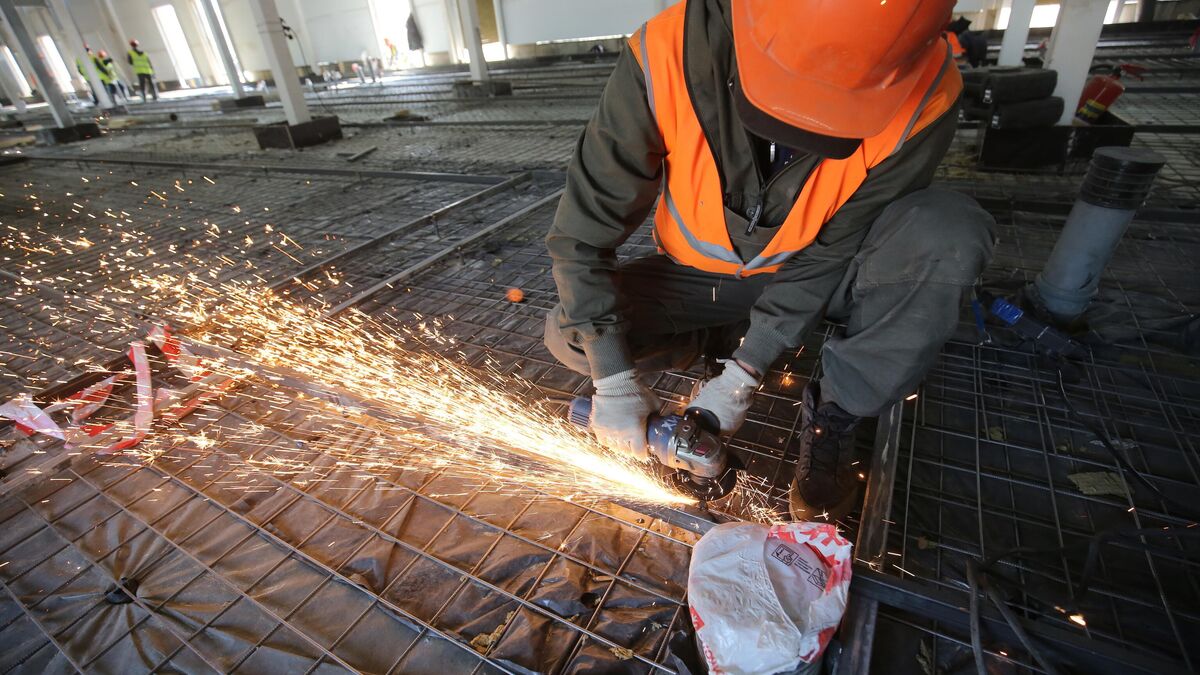 Рабочий во время работы на строительной площадке