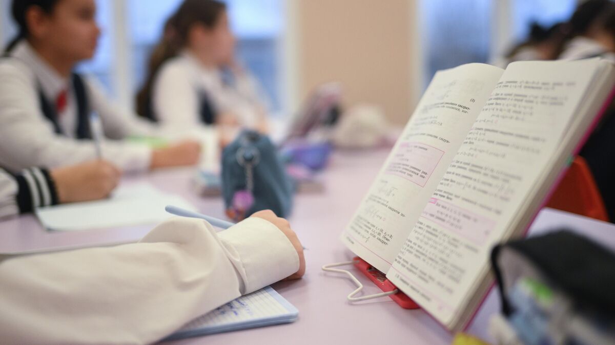 Ученики в классе на уроке алгебры