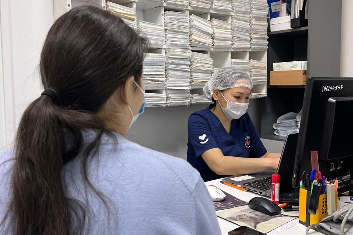 Пациент на приёме врача мобильных бригад в Якутии