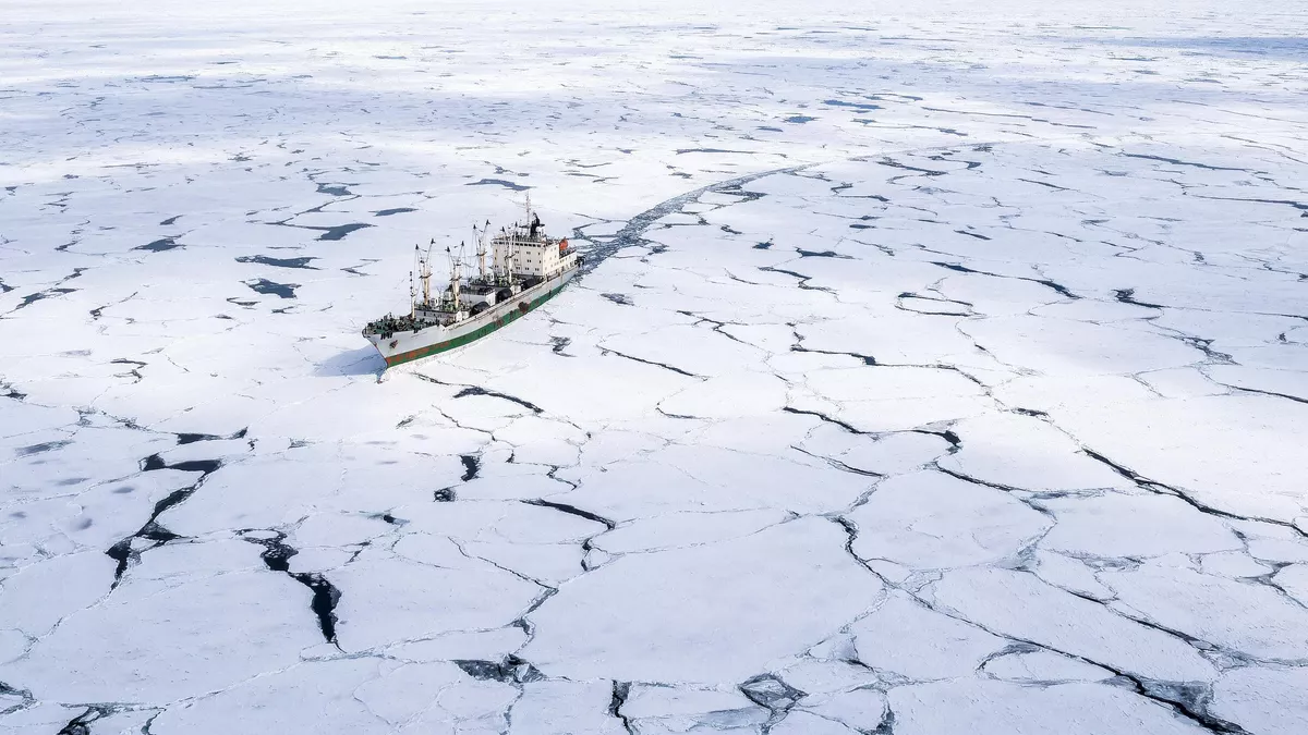 Судно в Охотском море