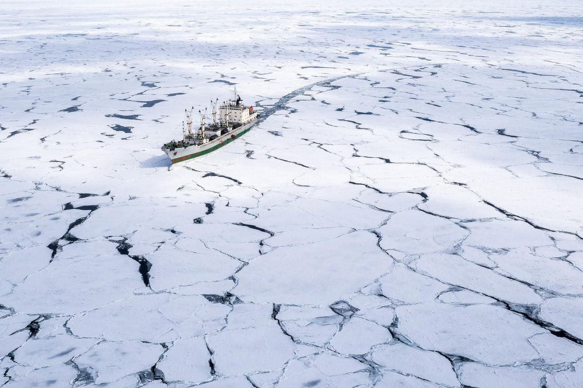 Судно в Охотском море
