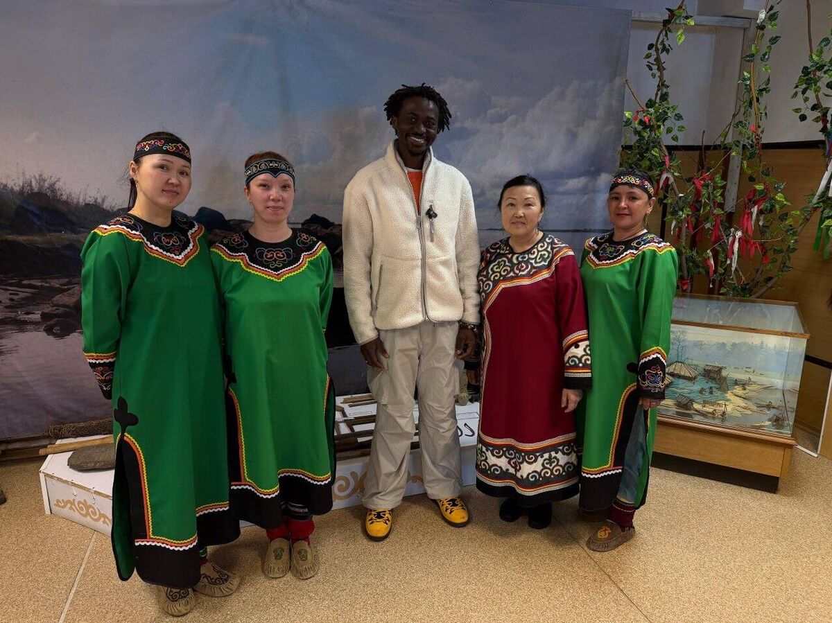 Чарли вместе с представительницами КМНС – нанайками