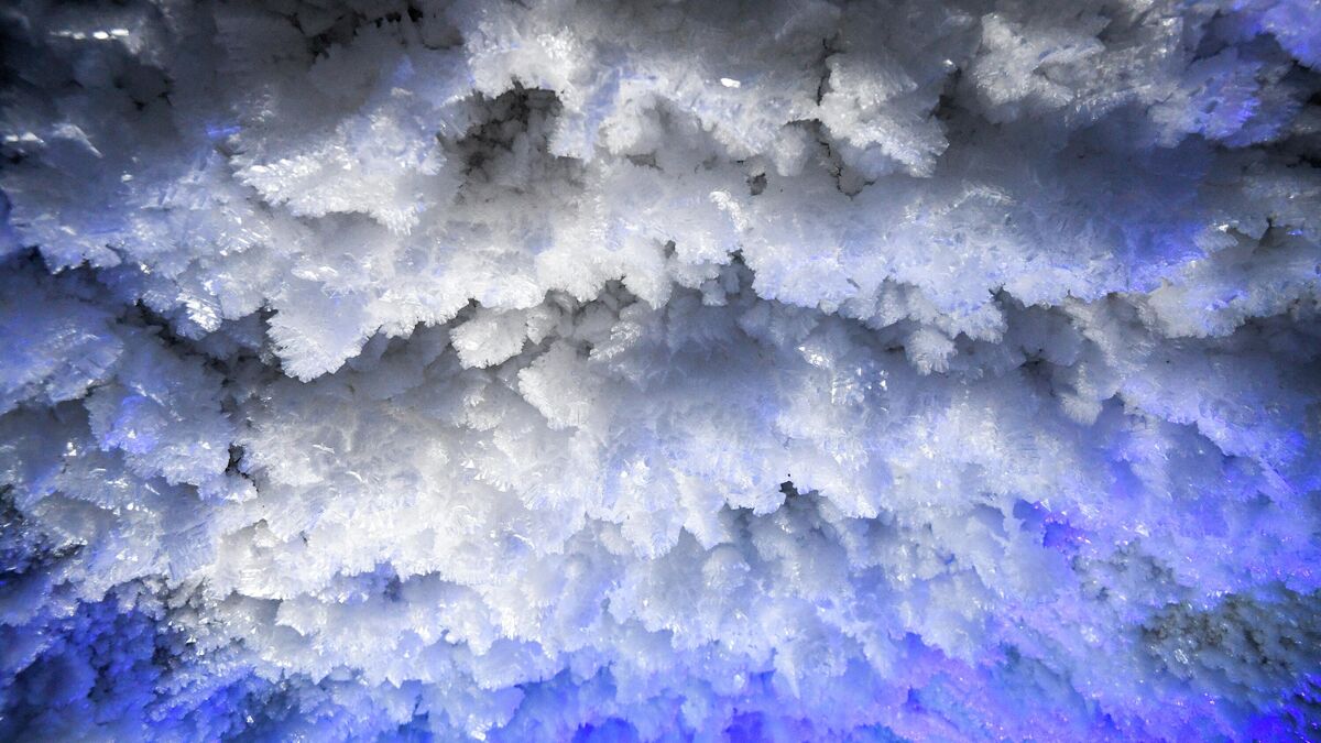 Ледяные наросты на стенах в подземной лаборатории института мерзлотоведения в Якутске