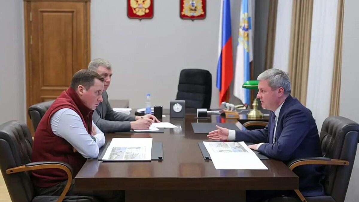 Губернатор Архангельской области Александр Цыбульский и глава областного центра Дмитрий Морев на рабочей встрече