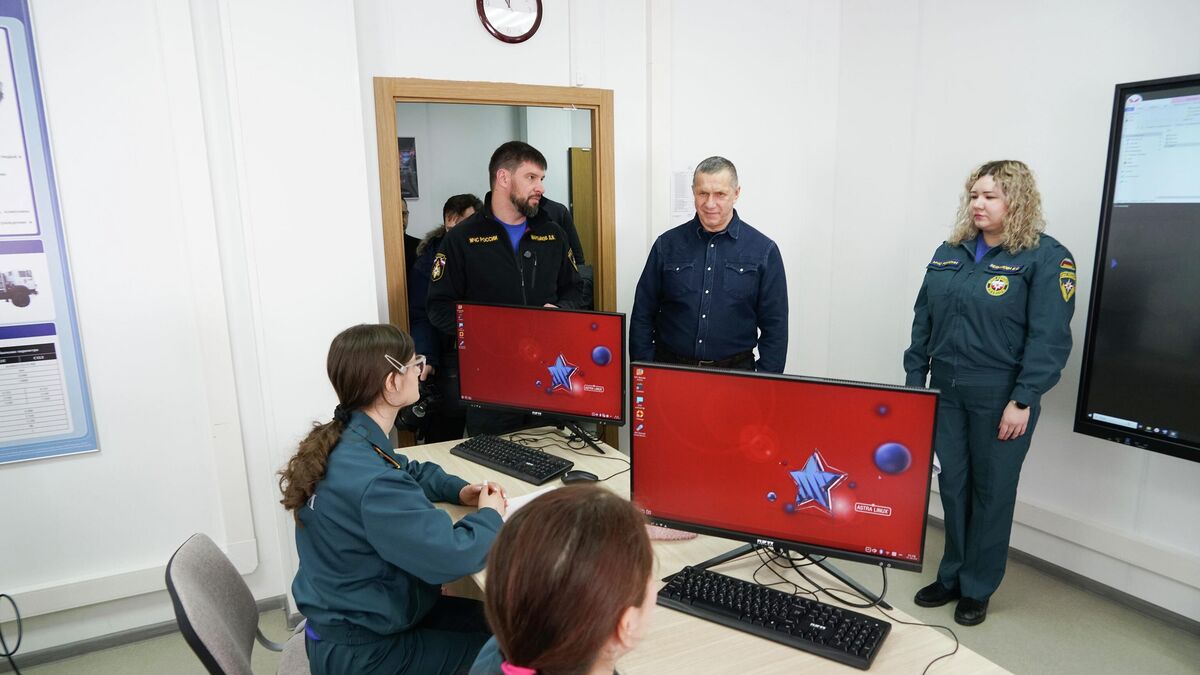 Юрий Трутнев в арктическом комплексном аварийно-спасательном центре на Чукотке 