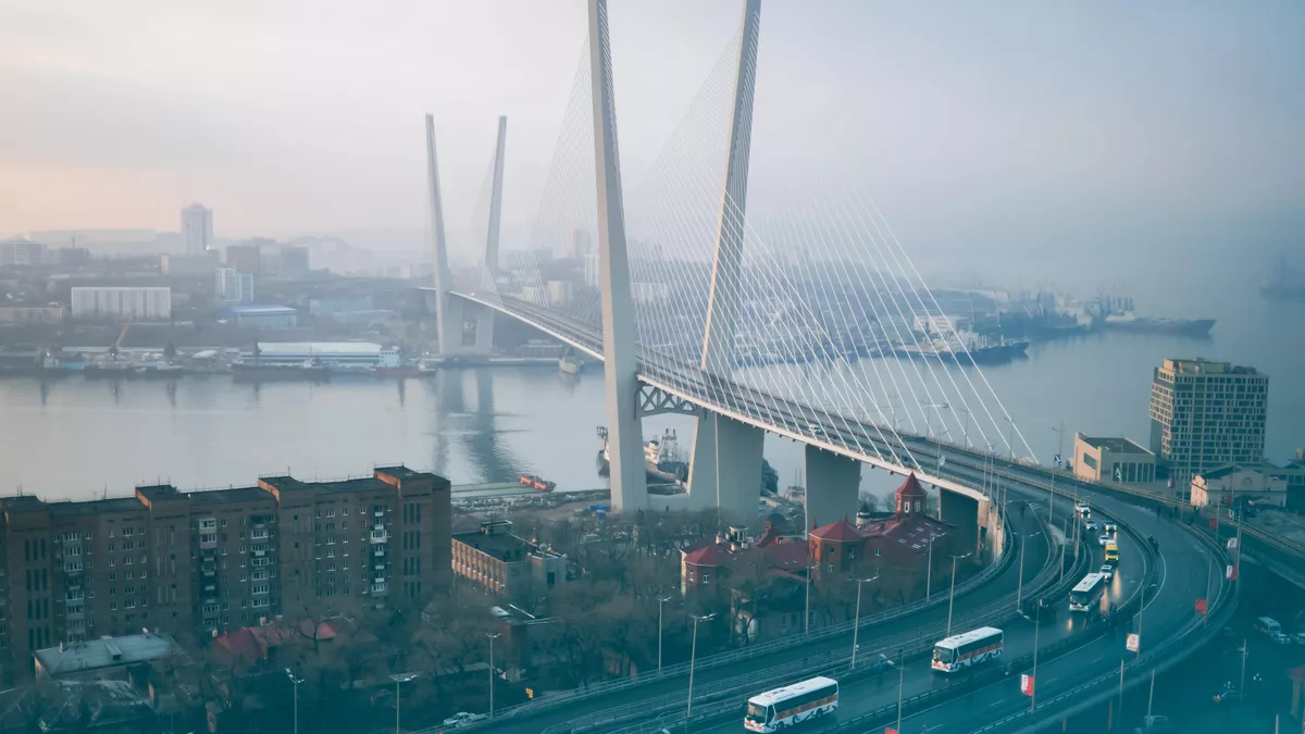 Вид на вантовый мост через бухту Золотой Рог на остров Русский во Владивостоке