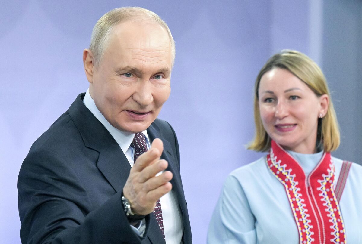 Президент РФ Владимир Путин и гид-экскурсовод семейного саамского подворья Олений двор Полина Харыбина. В ходе встречи главы государства с представителями коренных малочисленных народов России