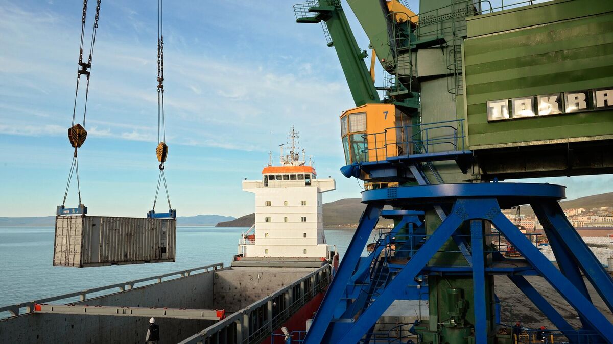 Погрузка контейнера на сухогруз в морском порту Певек
