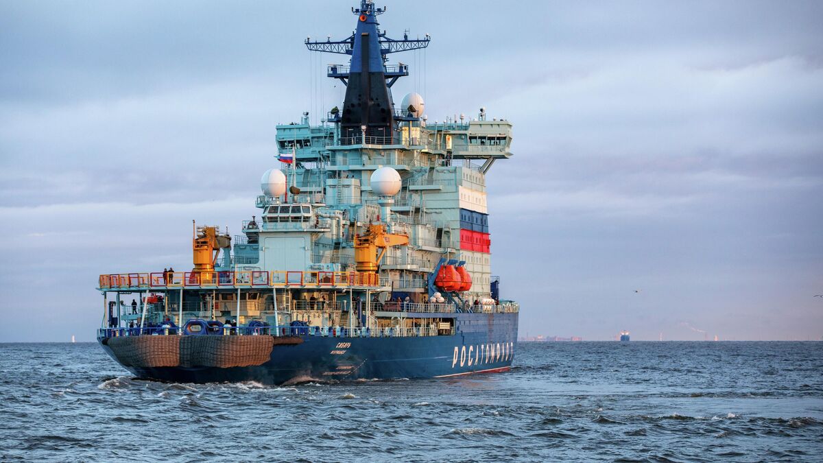 Атомный ледокол Сибирь проекта 22220 в море