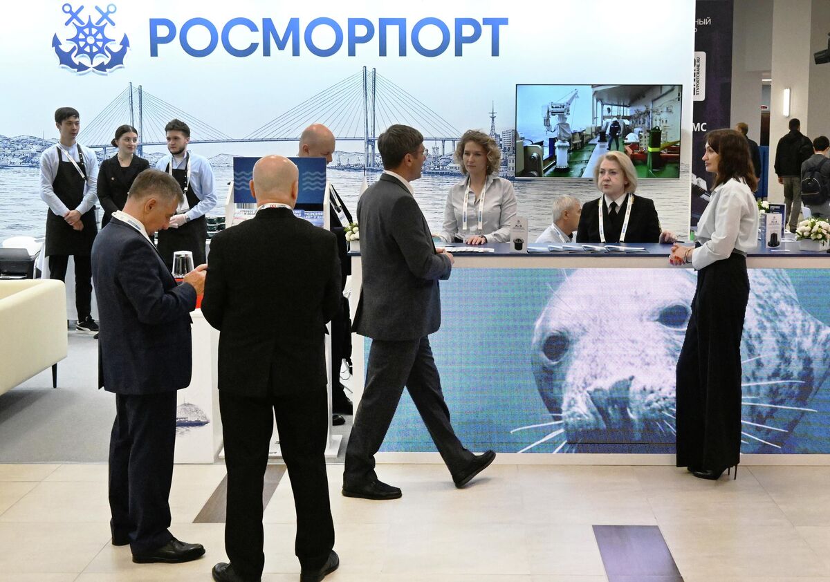 Участники конгрессно-выставочного мероприятия Морской конгресс – Дальний Восток 2026 в кампусе Дальневосточного федерального университета (ДВФУ) на острове Русский во Владивостоке