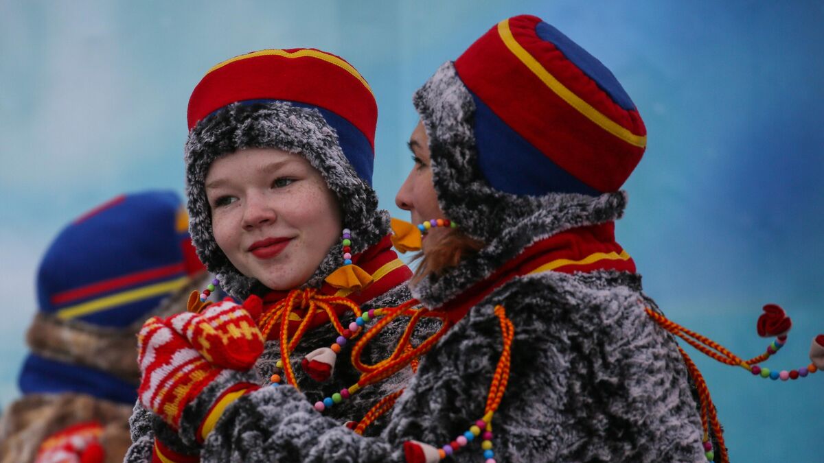 Девушки в национальных костюмах саами