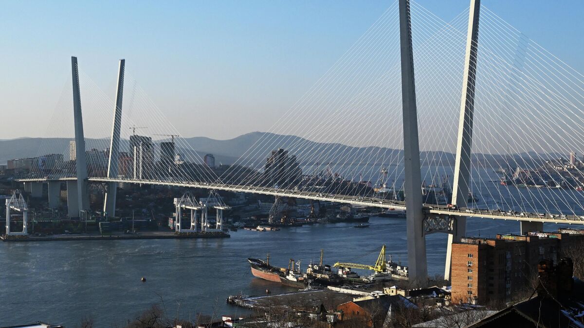 Вид на Золотой мост через бухту Золотой Рог во Владивостоке