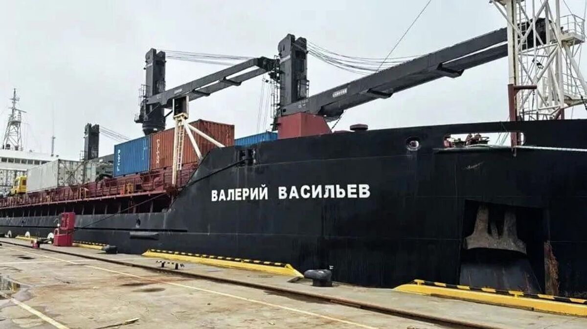 Судно Валерий Васильев в порту Владивостока
