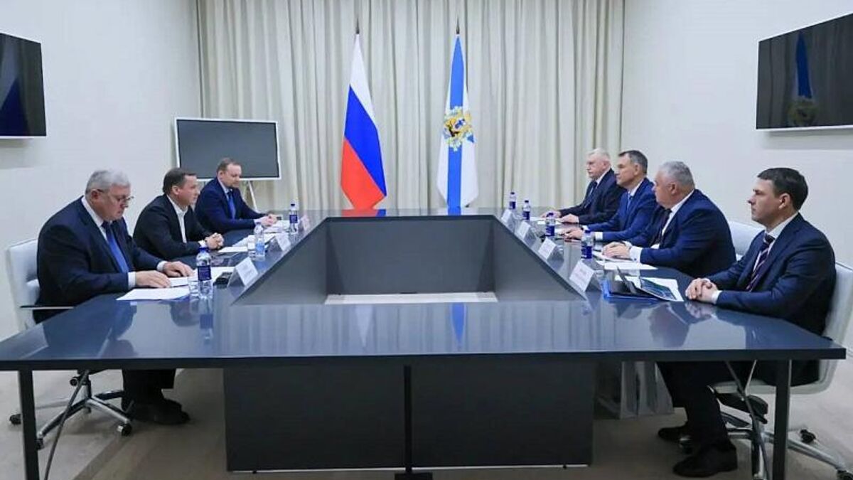 Рабочая встреча губернатора Архангельской области Александра Цыбульского и начальника Северной железной дороги Рашида Сайбаталова в правительстве Архангельской области