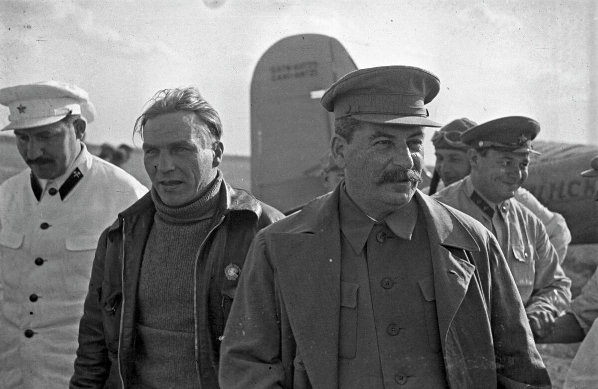 Валерий Чкалов и Иосиф Сталин на Щёлковском аэродроме, 10 августа 1936 года