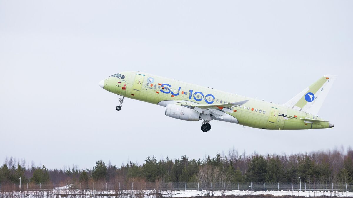 Cамолет SJ-100 (Суперджет) проходит испытания в условиях естественного обледенения в аэропорту Талаги в Архангельске