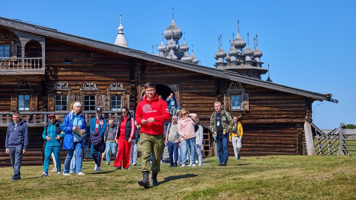 Участники студенческой экспедиции на Соловецких островах 