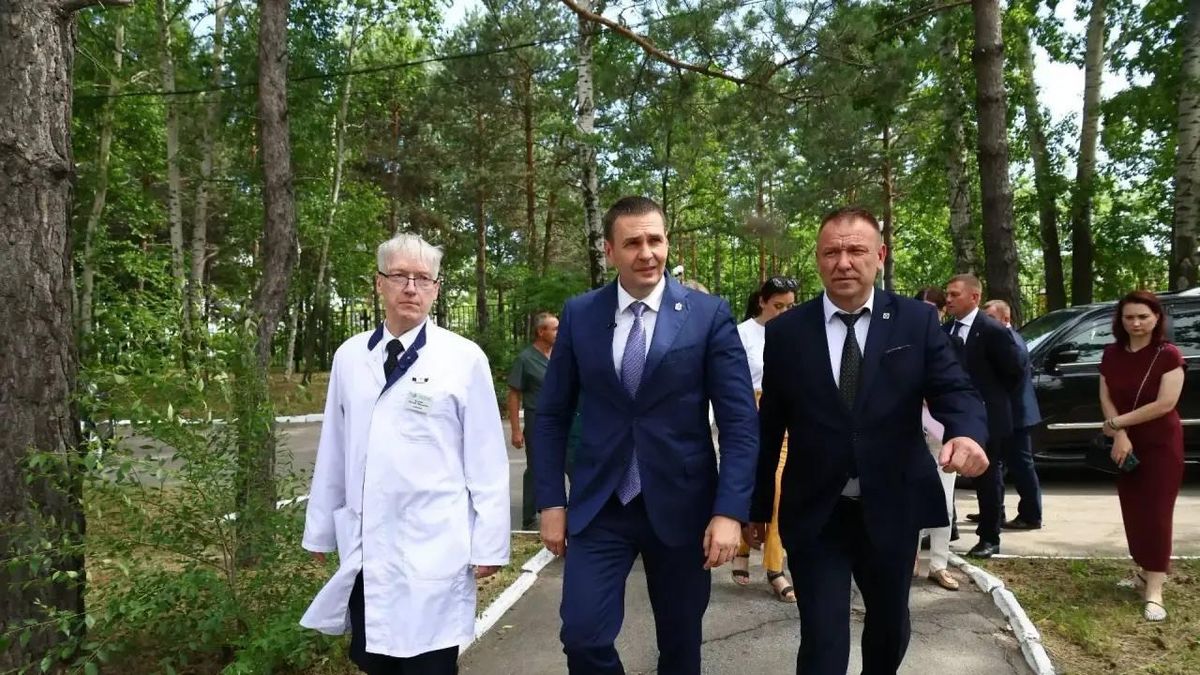 Губернатор Хабаровского края Дмитрий Демешин на встрече со студентами-медиками в городской больнице имени А.М.Войно-Ясенецкого