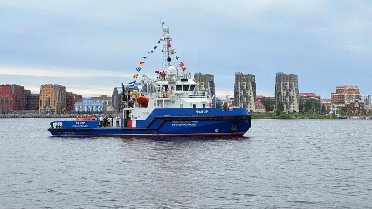 Церемония поднятия Государственного флага на новом арктическом буксире Фавор в порту Архангельск