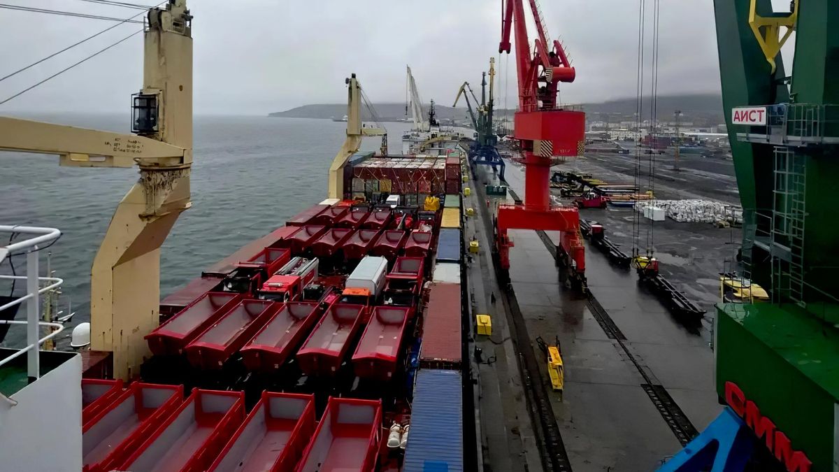 Разгрузочные работы в порту Певек