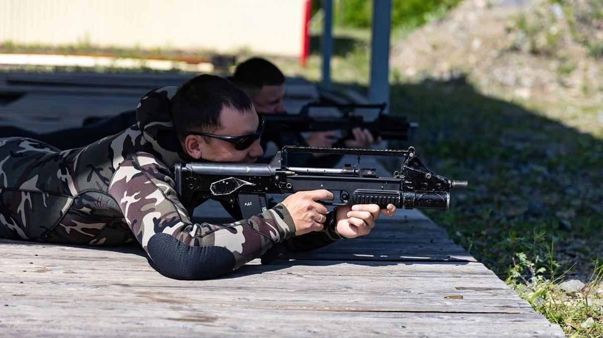 Соревнования боевых пловцов Росгвардии в Северобайкальске
