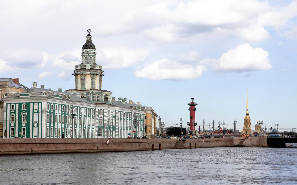 Вид на здание Кунсткамеры (музей антропологии и этнографии имени Петра Великого Российской академии наук, первый музей России) и собор Святых Петра и Павла - Петропавловский собор
