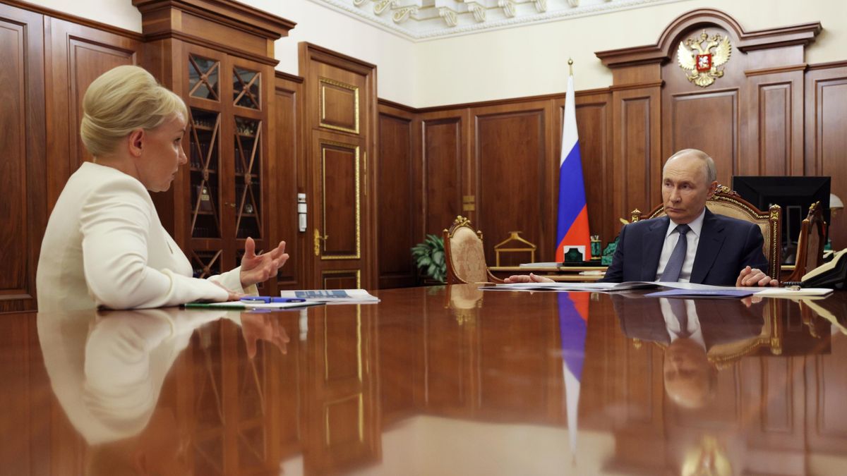 Президент РФ Владимир Путин и губернатор Еврейской автономной области Мария Костюк во время встречи