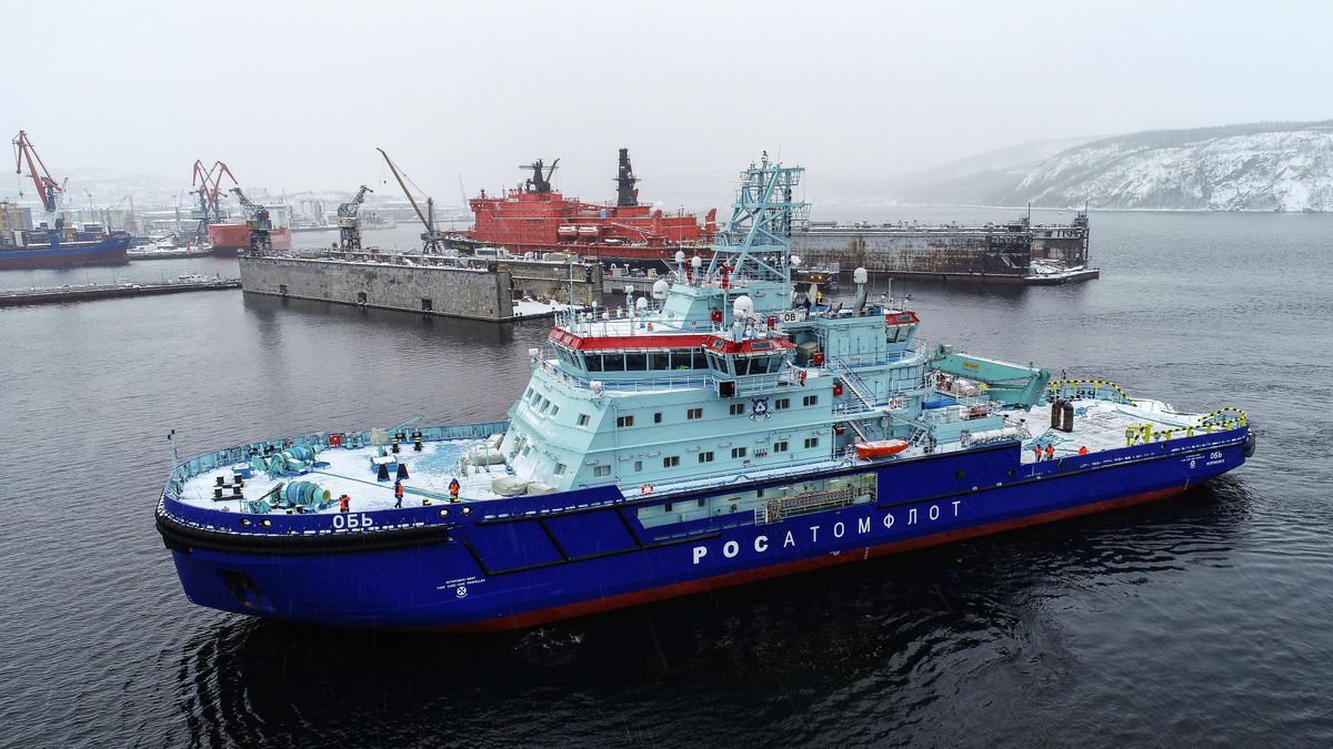 Ледокол в порту у морского вокзала