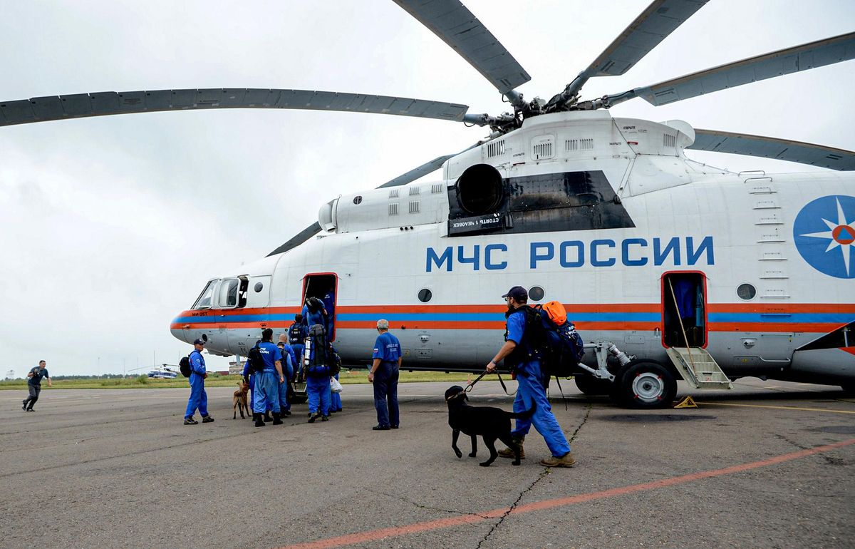 Погрузка вертолёта МЧС России в аэропорту Благовещенска перед отправлением в зону паводка в Амурской области 