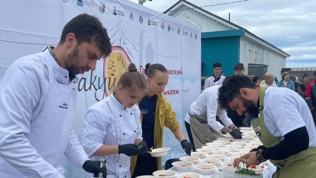 Шеф-повара готовят блюда на гастрофестивале Маракуйя