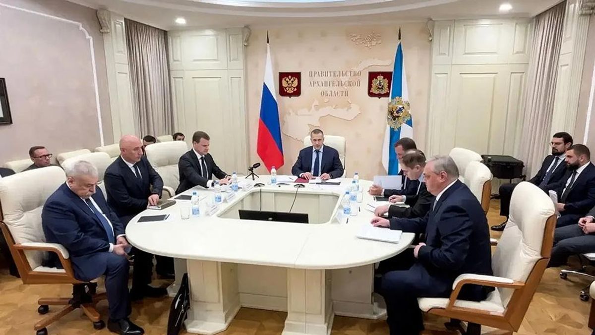 Заместитель Председателя Правительства – полномочный представитель Президента в ДФО Юрий Трутнев на совещании по разработке проекта Развитие Арктической зоны РФ и Трансарктического Транспортного коридора