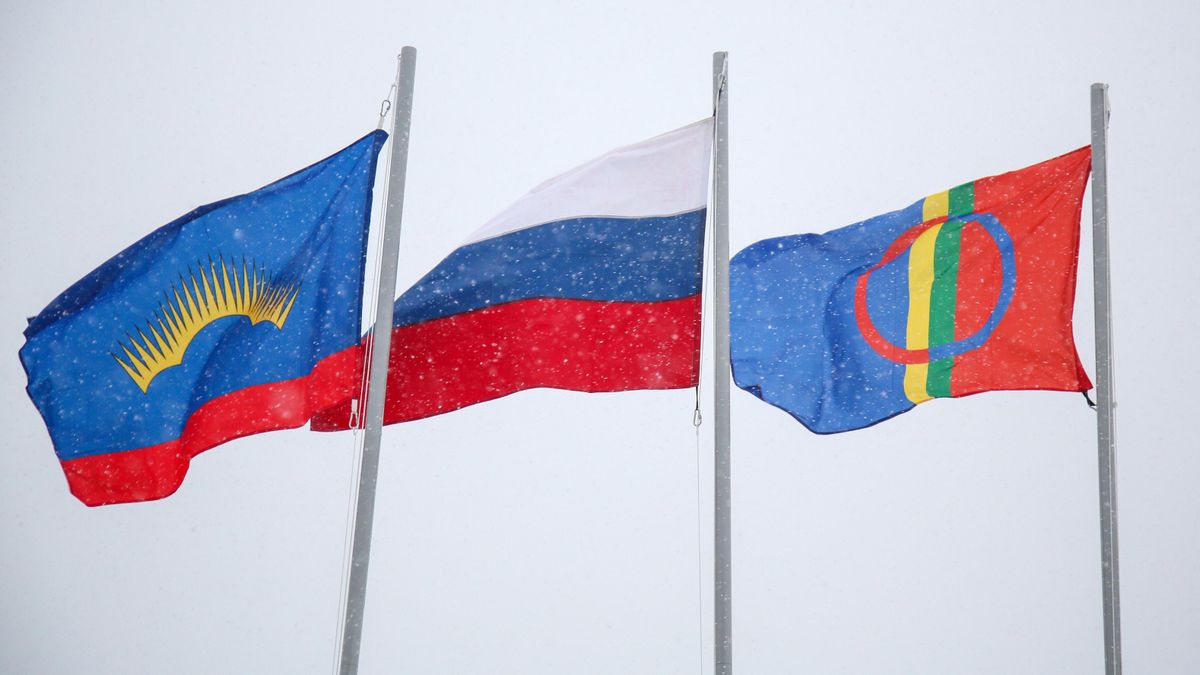 Флаги Мурманской области, Российской Федерации и национальный флаг саамов, поднятые в честь Международного дня саамского народа Флаги Мурманской области, Российской Федерации и национальный флаг саамов, поднятые в честь Международного дня саамского народа