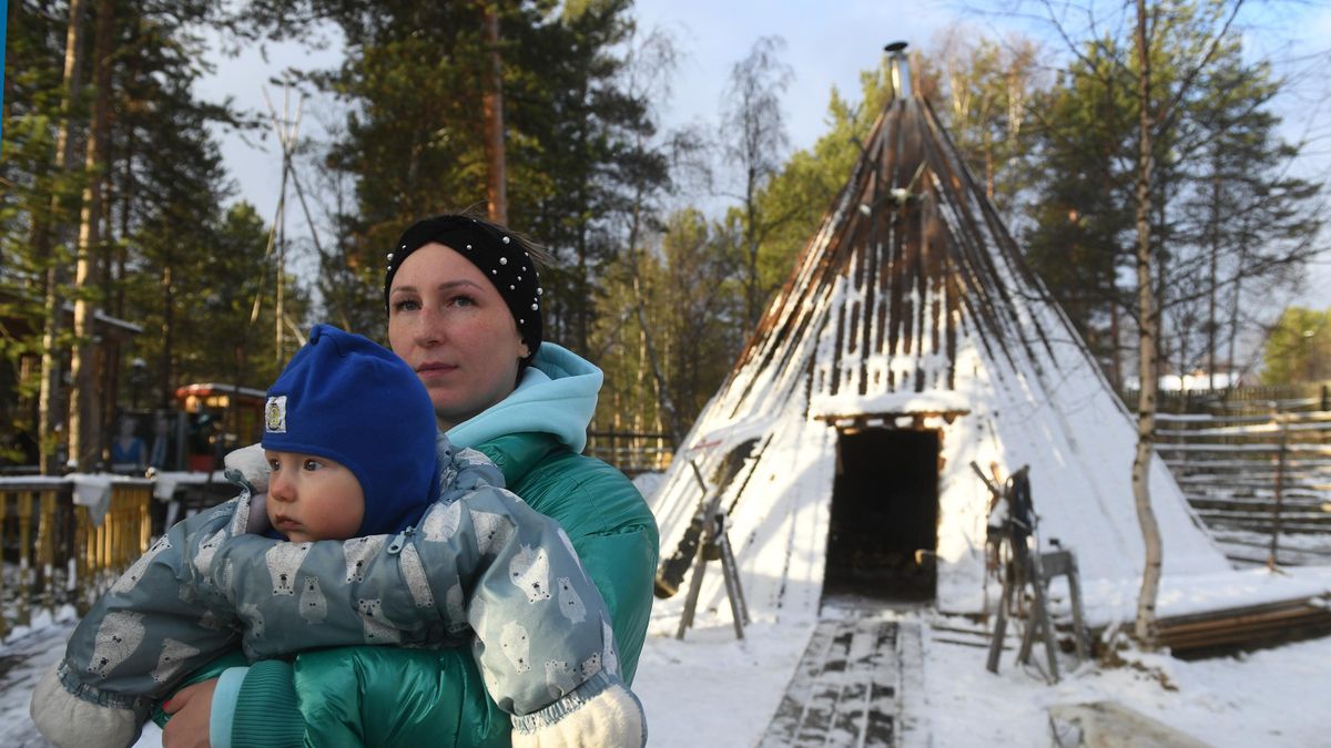 Родовой чум семьи саамов в Мурманской области 