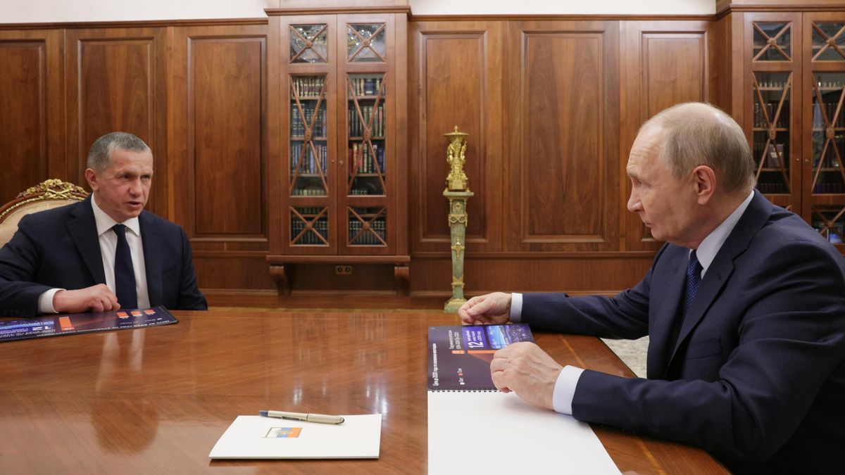 Президент РФ Владимир Путин и заместитель председателя правительства РФ - полномочный представитель президента в Дальневосточном федеральном округе Юрий Трутнев во время встречи